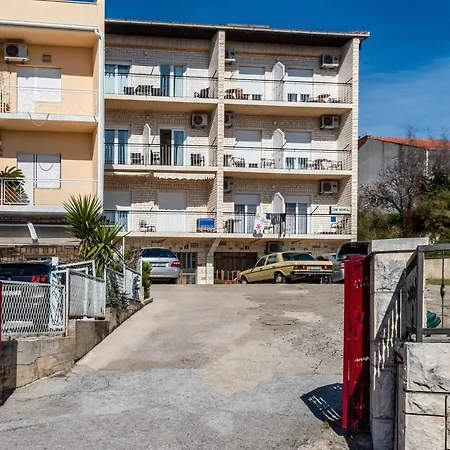 Rooms&apartments Zelux Apartmán