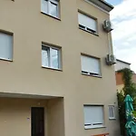 Rooms&apartments Zelux 公寓 *
