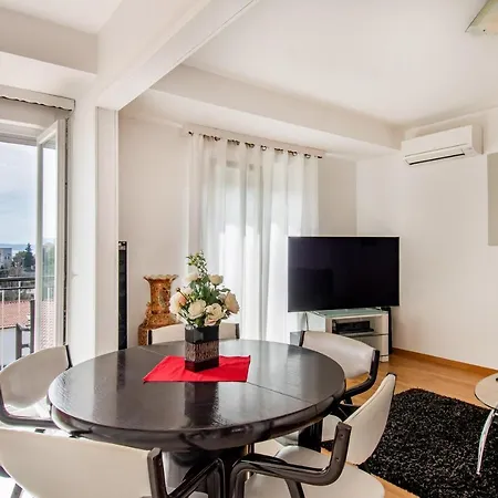 Rooms&apartments Zelux Apartment *
