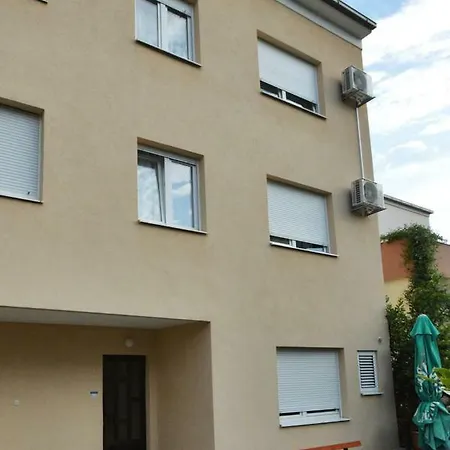 Rooms&apartments Zelux Apartment *